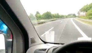 ll se fait doubler par une caravane tirée par un tracteur... sur l'autoroute!