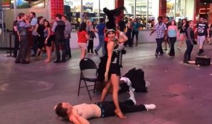 Las vegas : une danseuse de rue fait pipi sur un volontaire