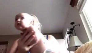 Une maman essaie la technique "the hold" pour calmer son bébé en pleurs et ça marche