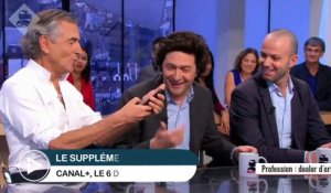 Bernard-Henri Levy répond au téléphone d'un autre invité dans "Le Supplément"