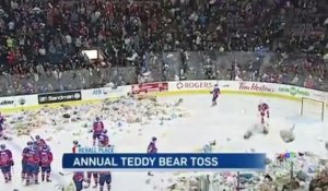 Des milliers d'ours en peluche lancés lors de matchs de hockey