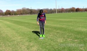 Ce jeune footballeur peut jongler avec n'importe quoi... Quel talent