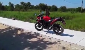 Il se bat avec un singe qui a uriné sur sa moto