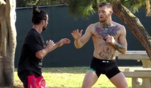 Conor McGregor s'entraîne dans un parc à Los Angeles