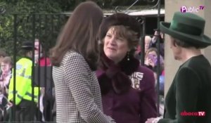 Exclu vidéo : Kate Middleton : Elle reçoit un accueil chaleureux pour sa première venue à Warminster