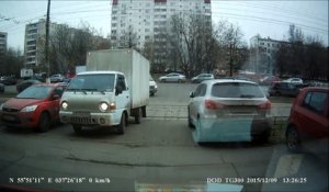 Un russe a une drôle de surprise en stationnant sa camionnette