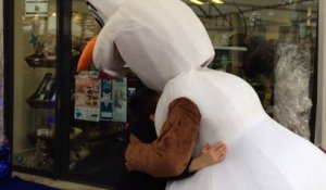 La Reine des neiges et Olaf attirent la foule au marché de Noël