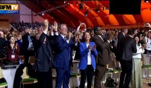 COP21: standing ovation pour l'adoption de l'accord de Paris sur le climat