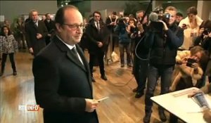 Régionales : François Hollande a failli se prendre un coup de béquille au bureau de vote !
