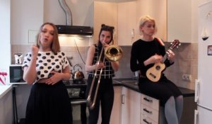 Trois femmes de Young Adults dans une cuisine reprennent "Can't Stop des Red Hot