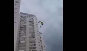 Brésil : un Père Noël rate son saut en parachute