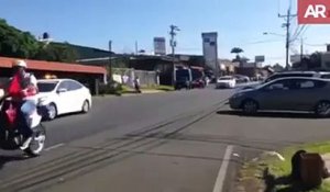 Un taxi coupe la route à un peloton de cycliste. Accident violent en pleine course