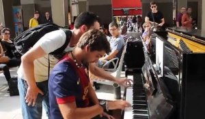 Deux inconnus jouent du piano à la gare d'Austerlitz