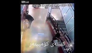 Un héros sauve la vie d'un enfant qui chutait du haut d'un escalator
