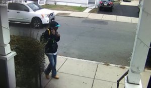 Un homme vole un colis sur le porche d'une maison... Joyeux noel