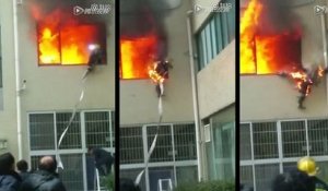 Un pompier se sauve en sautant par la fenêtre d'une résidence en feu