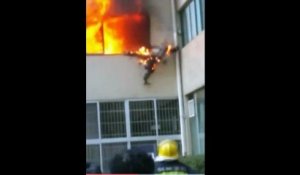 Un pompier en flammes est contraint de sauter par la fenêtre