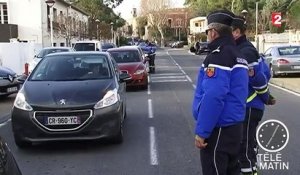 Les gendarmes distribuent des éthylotests aux automobilistes pour les fêtes de fin d'année
