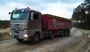 Ce chauffeur de camion fait un créneau impossible. Dingue