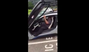 Un obèse essaye de sortir d’une BMW i8