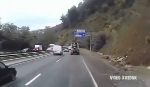 Ce camion n'a plus de frein en pleine descente sur l'autoroute. Carambolage