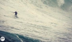 Surf: Nuno Santos joue du violon sur une vague géante