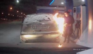La femme la plus idiote du monde met le feu à sa voiture