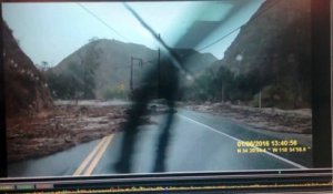 Un automobiliste face à une crue éclaire en pleine route en californie essaie de s'échapper