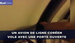 Un avion de ligne coréen vole avec une porte ouverte