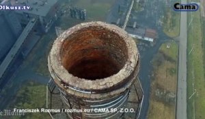 La destruction de deux cheminées géantes filmées par un drone