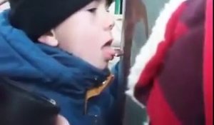 Un enfant se colle la langue contre un poteau gelé