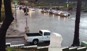 Quand une Lamborghini s'engage sur un carrefour inondé à San Diego