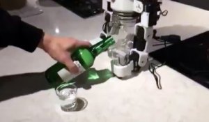 Il invente un robot capable de picoler pour ne plus jamais boire seul