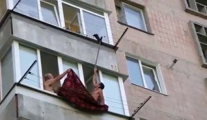 Enferme Sur Le Balcon Depuis Des Heures Ce Chien Saute Du 3eme Etage Sur Orange Videos