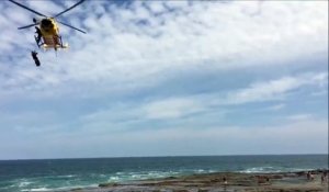 Australie: une énorme vague soudaine percute une centaine de nageurs