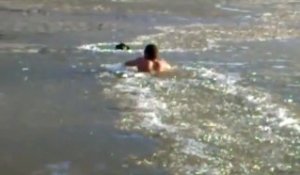 Un homme plonge dans un lac glacé pour sauver son chien