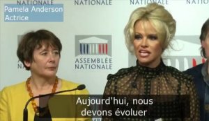 Pamela Anderson appelle les Français à ne plus manger de foie gras
