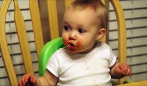 Bébé VS spaghetti. Et hop, par le nez!