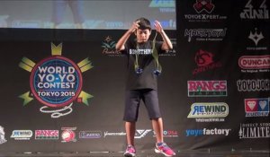 Ce champion de Yoyo de 12 ans manipule 2 yoyos en même temps - Show énorme