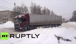 Un char à la rescousse d’un camion coincé dans la neige en Russie