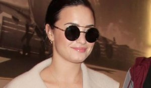 Demi Lovato qui est chic à l'aéroport, parle de confiance en soi dans Allure
