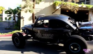 Il roule à toute vitesse en buggy dans les rues de San Diego