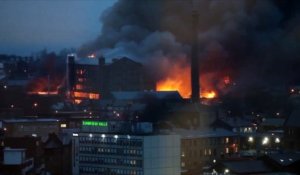 Un ancien bâtiment industriel part en feu dans le nord de l'Angleterre