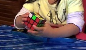 La résolution d’un rubik’s cube par une petite fille