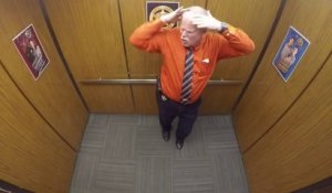 Un shérif danse dans l'ascenseur sur la musique Watch Me
