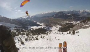 Un skieur fou saute au-dessus d'un groupe de speed flyers