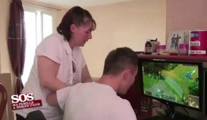 SOS Ma Famille a besoin d'aide : Aurélien pète un plomb et jette un verre sur la télé de sa mère