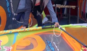 Un windsurfeur s'aventure sur les vagues de Nazaré