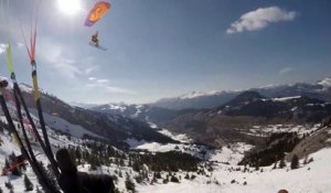 Un skieur saute au-dessus de speed flyers