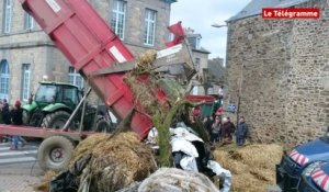 Lamballe. Les agriculteurs déversent des déchets devant la mairie